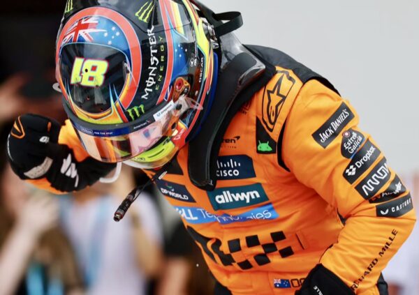 Oscar Piastri 2025 1:2 BELL Helmet F1 McLaren Upgrade Bundle Accessories - Image 11